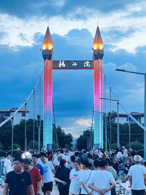 一个人好少的城市,夜晚活动集中在桥上